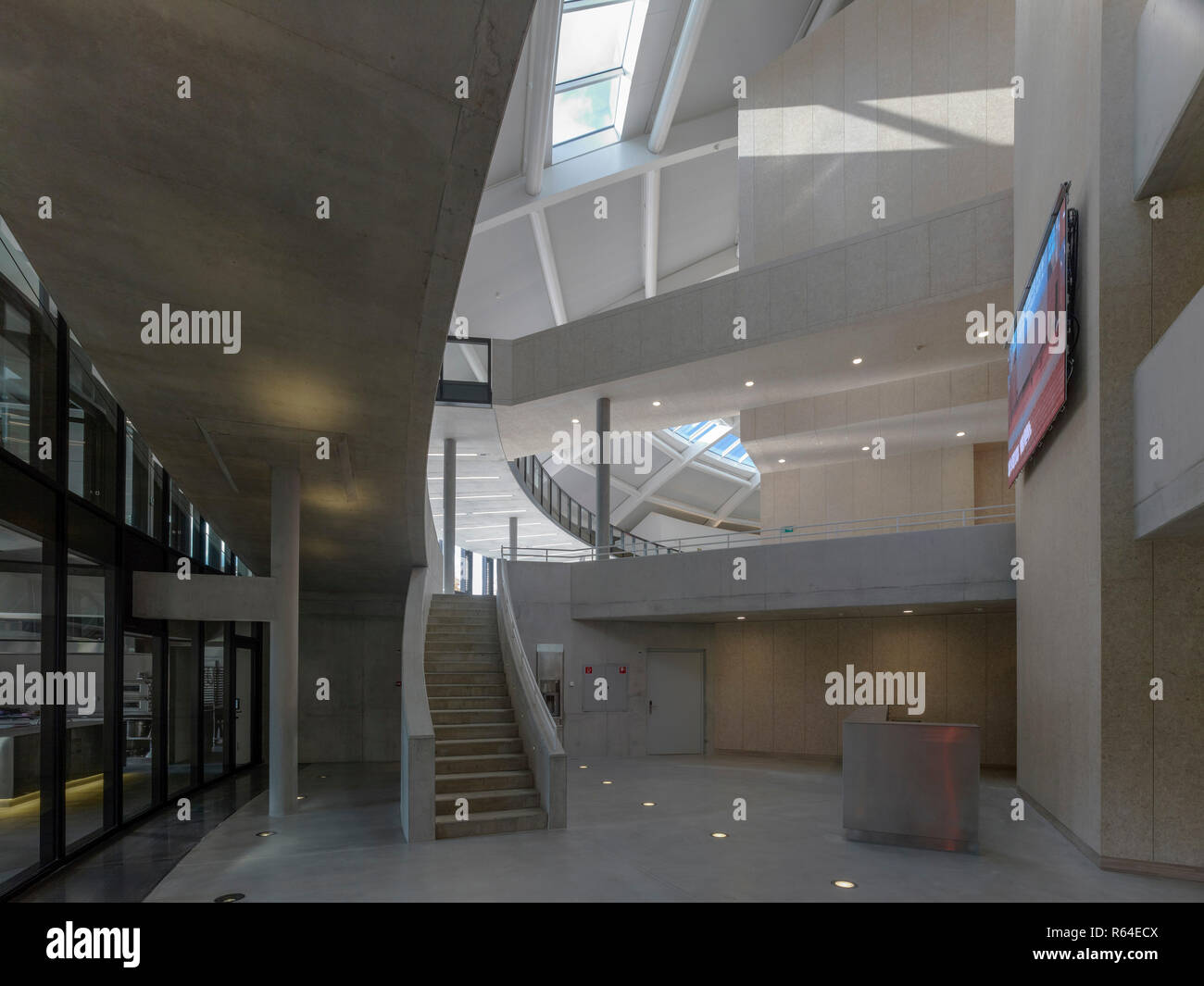 Couloir intérieur et espaces de circulation avec escalier. Auditorium Carnal Hall au Rosey, Rolle, Suisse. Architecte : Bernard Tschumi, 2015. Banque D'Images