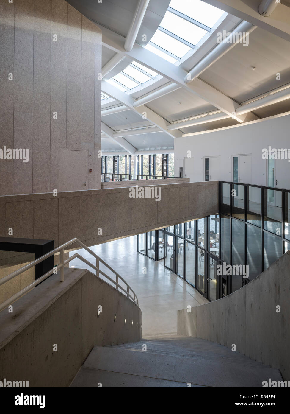 Couloir intérieur et espaces de circulation avec puits et l'escalier. Auditorium Carnal Hall au Rosey, Rolle, Suisse. Architecte : Bernard Tschum Banque D'Images