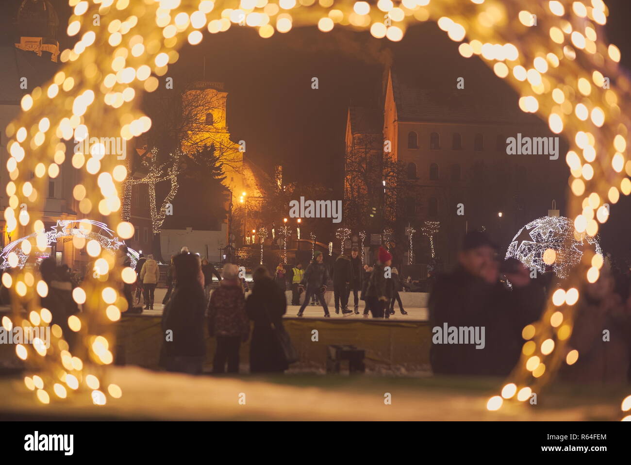 Patineurs sur la place du centre-ville à Budapest la nuit Banque D'Images