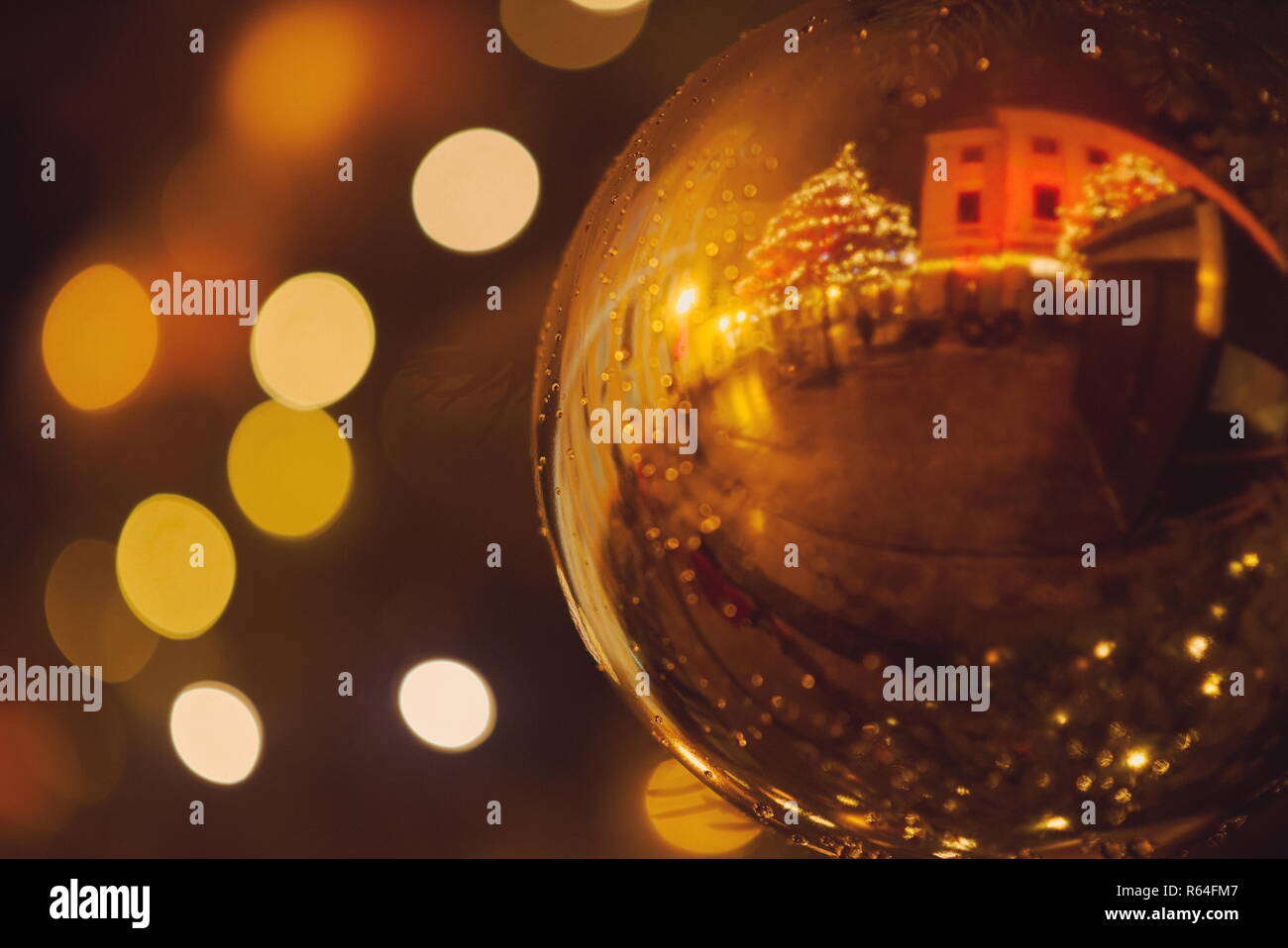 Reflet de la rue dans l'Orbe de décoration de Noël Banque D'Images