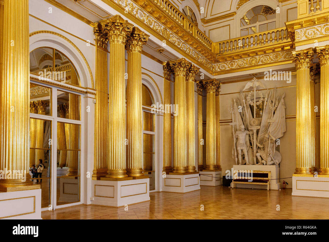 Colonnes et sculptures de guerriers russes dans l'Armorial Hall, le Palais d'hiver, Musée de l'Ermitage, Saint-Pétersbourg, Russie. Banque D'Images