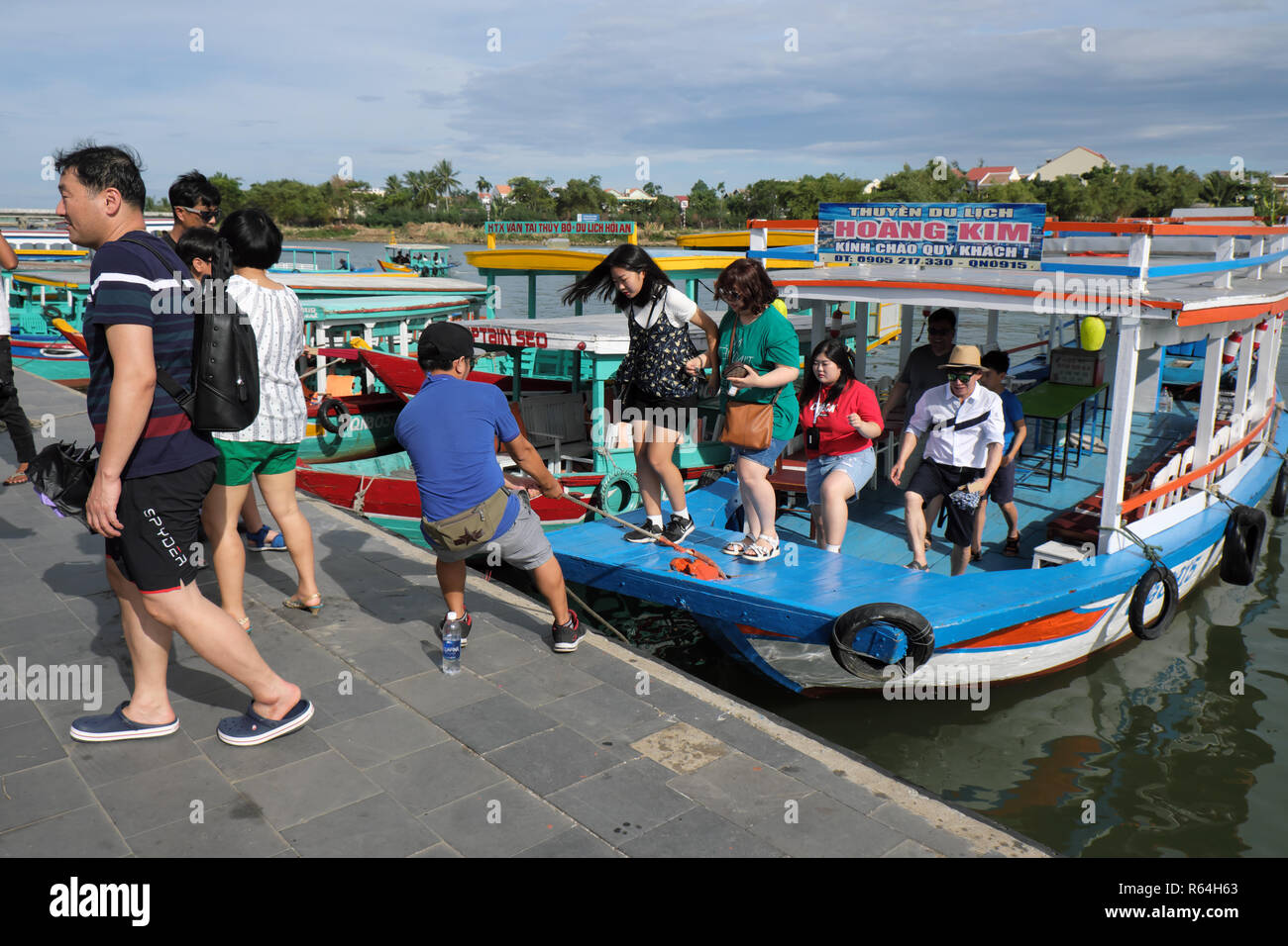 Hoi An Vietnam - touristes asiatiques débarquer un bateau touristique sur la rivière Thu Bon à Hoi An en 2018 Banque D'Images