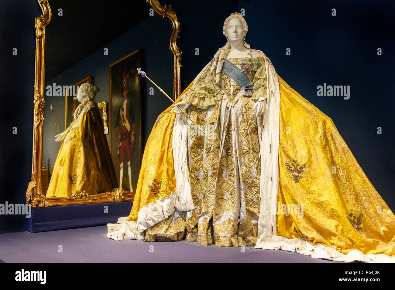 La vie-taille sculpture en papier mâché de l'Impératrice Elisabeth Petrovna portant une tenue officielle d'un tribunal. Par l'artiste belge Isabelle de Borchgrave. Banque D'Images