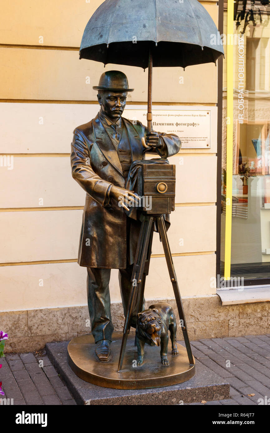 La célèbre statue de bronze du photographe Karl Bulla dans Malaya Sadovaya ulitsa, Saint-Pétersbourg, Russie. - Caméra, parapluie et chapeau melon. Banque D'Images