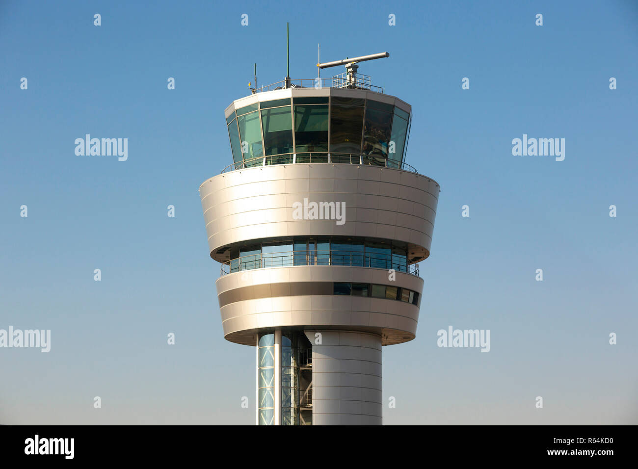 Tour de contrôle de la circulation aérienne contre le ciel bleu à l'aéroport de Sofia, Bulgarie. Banque D'Images