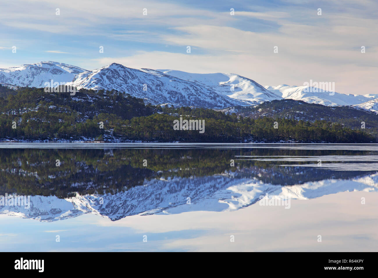 Loch Beinn a'Mheadhain Benevian / Loch en hiver, Glen Affric, Inverness-shire, les Highlands écossais, Highland, Scotland, UK Banque D'Images