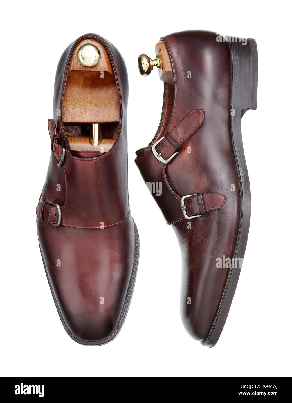 Nouvelle paire de chaussures pour hommes de main élégante en cuir marron avec double boucle de moine, vues de dessus et le côté, isolé sur fond blanc Banque D'Images