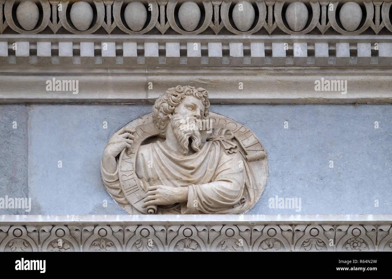 Prophète Jérémie, relief sur le portail de la cathédrale de Saint Laurent à Lugano, Suisse Banque D'Images