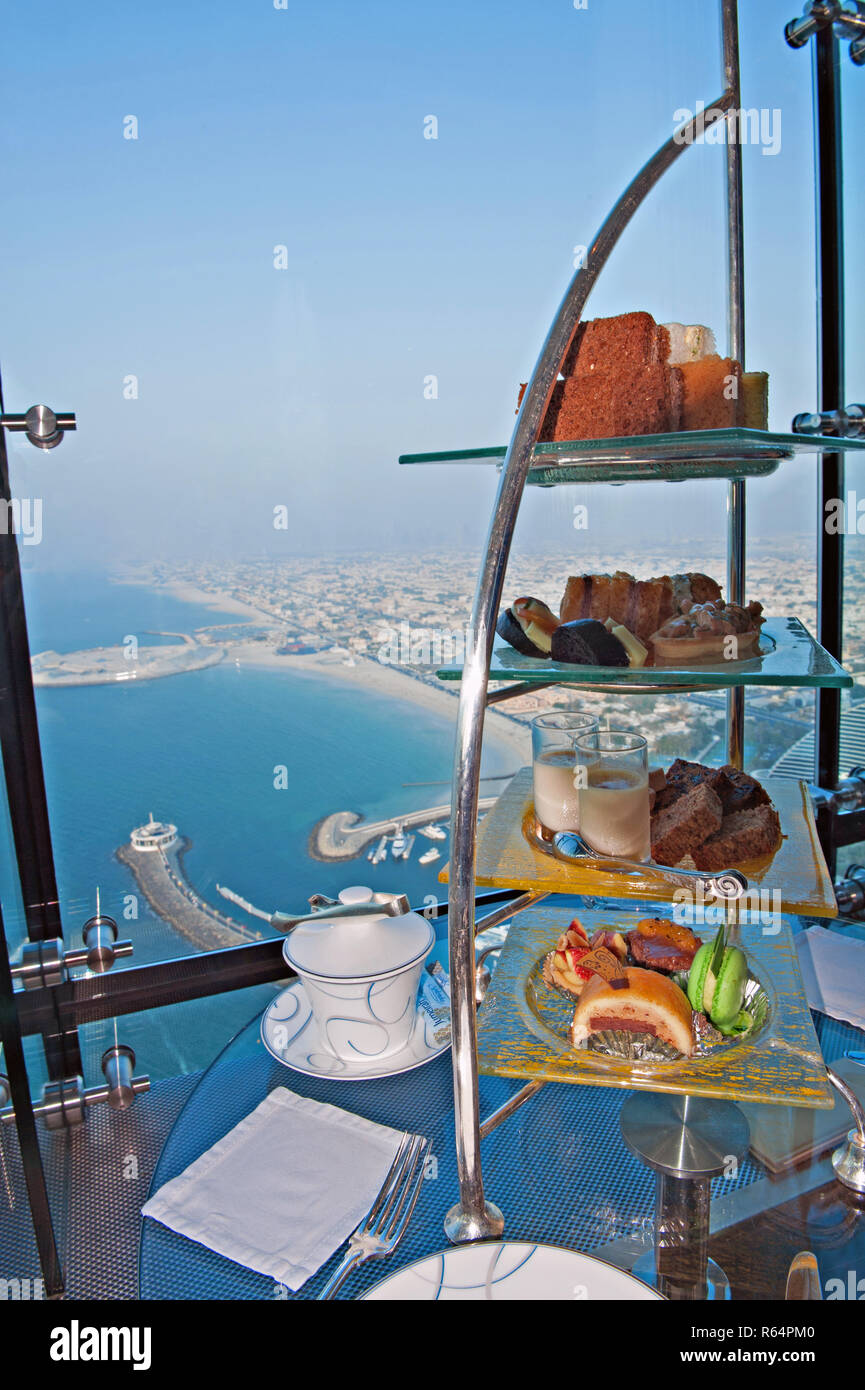 Le thé de l'après-midi et de niveau de gâteaux avec un arrière-plan panoramique de Dubaï à l'hôtel Burj Al Arab à Dubaï 2009 Banque D'Images
