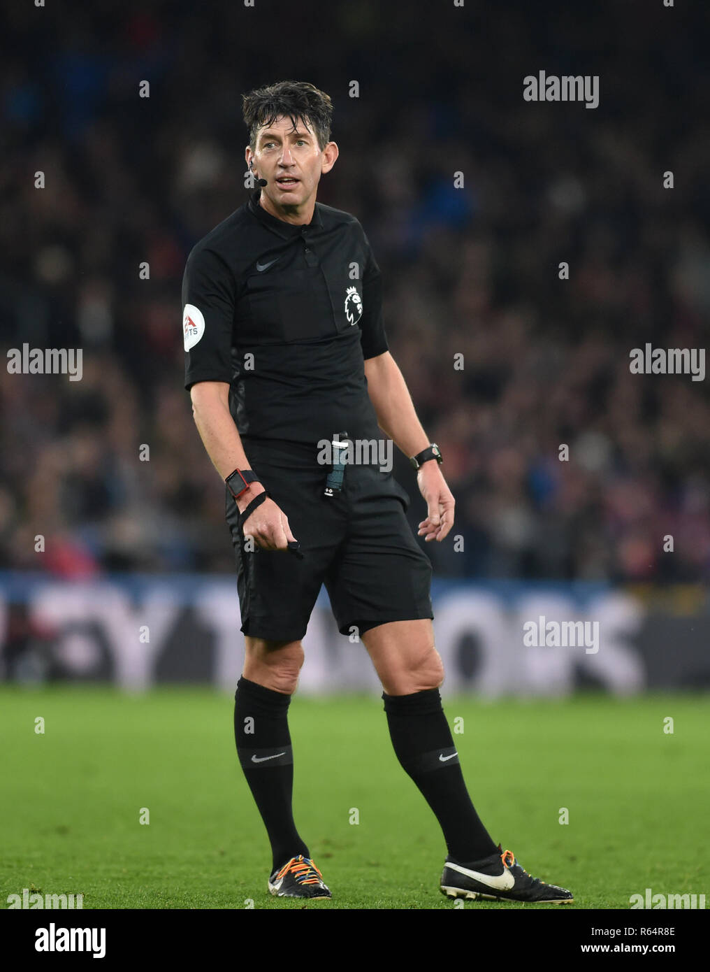 Arbitre Lee Probert pendant le premier match de championnat entre Crystal Palace et Burnley à Selhurst Park , London , 01 décembre 2018 Editorial uniquement. Pas de merchandising. Pour des images de football Premier League FA et restrictions s'appliquent inc. aucun internet/mobile l'usage sans licence FAPL - pour plus de détails Football Dataco contact Banque D'Images