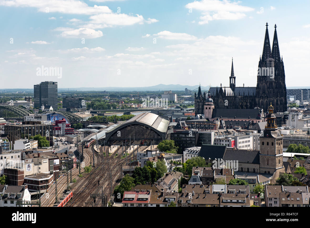 Panorama de la ville de Cologne avec Cathédrale et de la gare. Banque D'Images