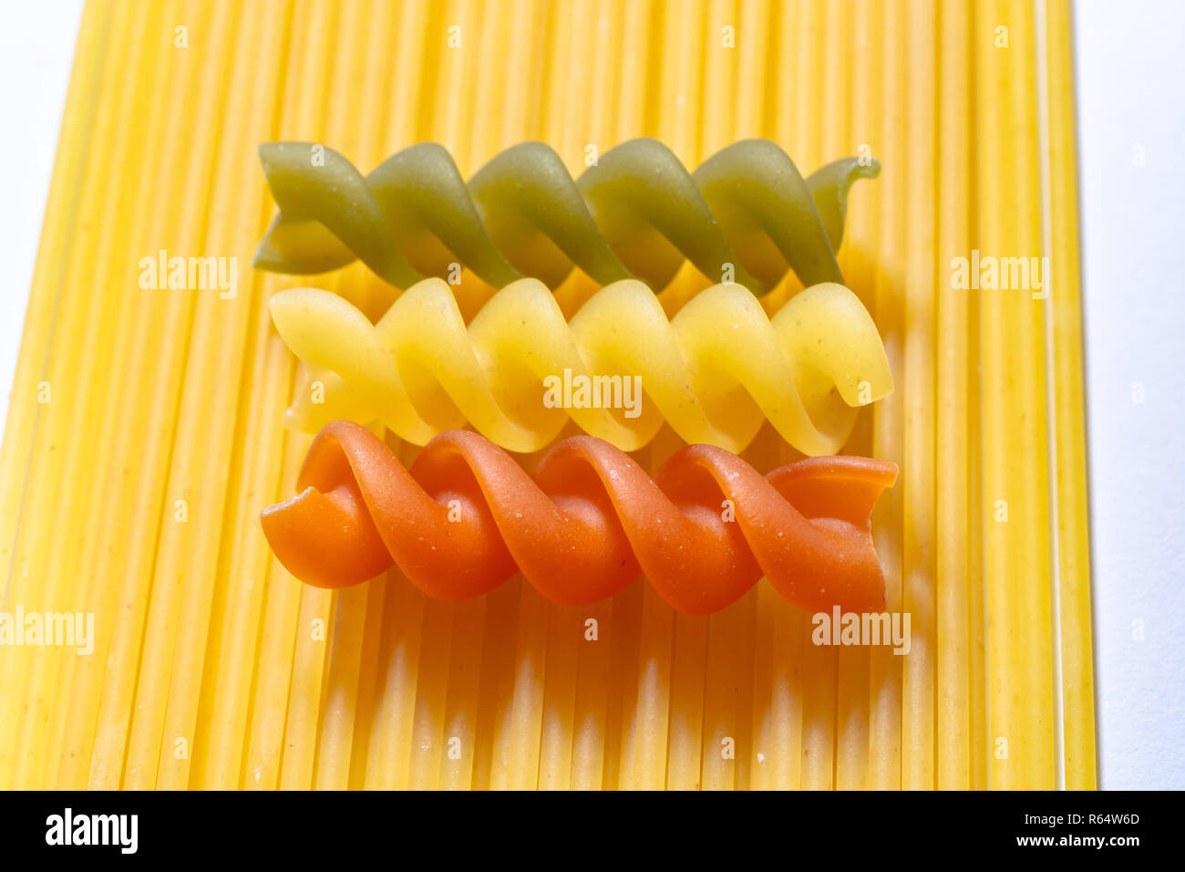 Fusilli pâtes non cuites en spirale Banque D'Images