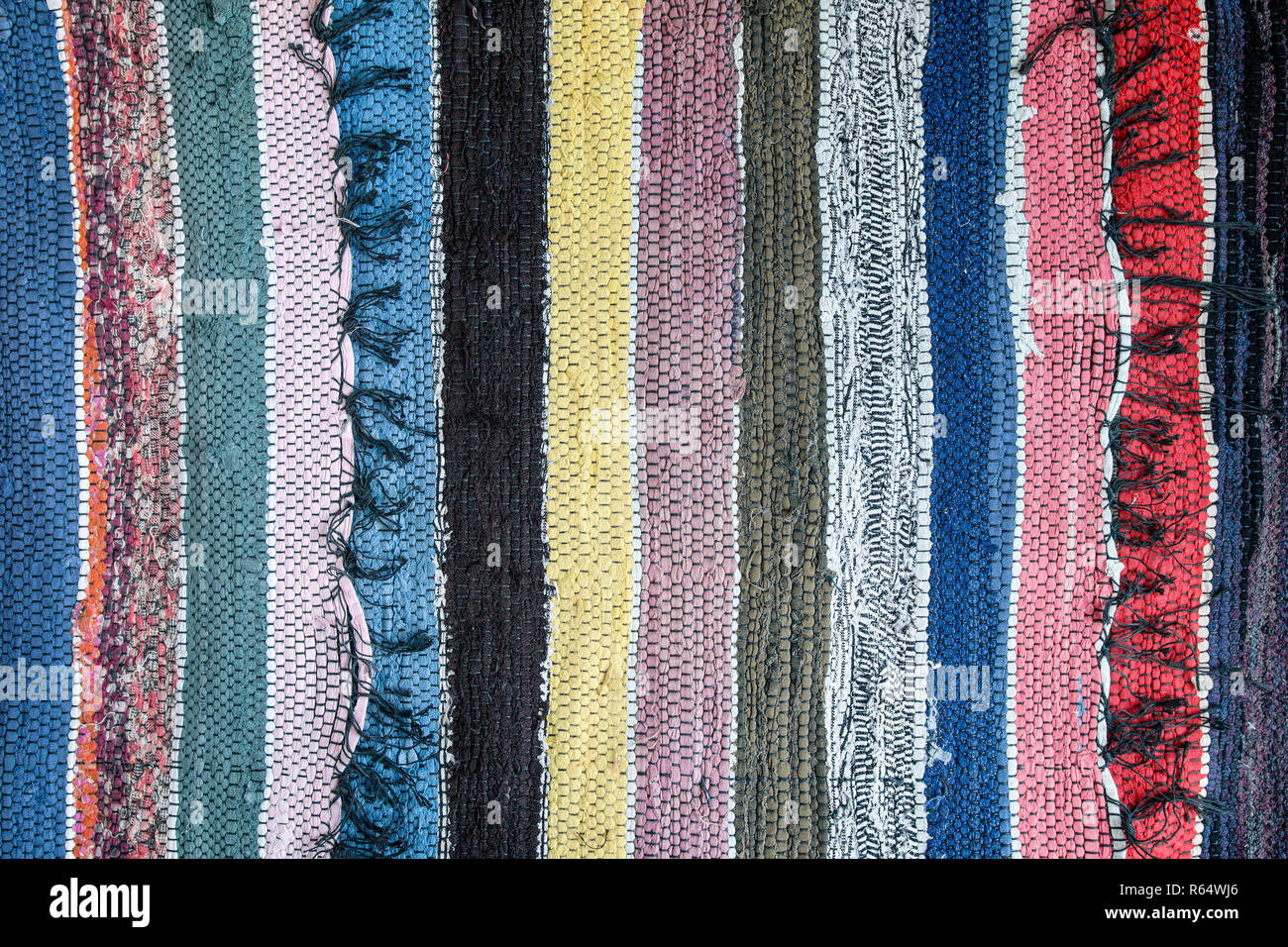 Tapis traditionnel rustique avec un motif à rayures. Arrière-plan de multi-couleur de la moquette Banque D'Images