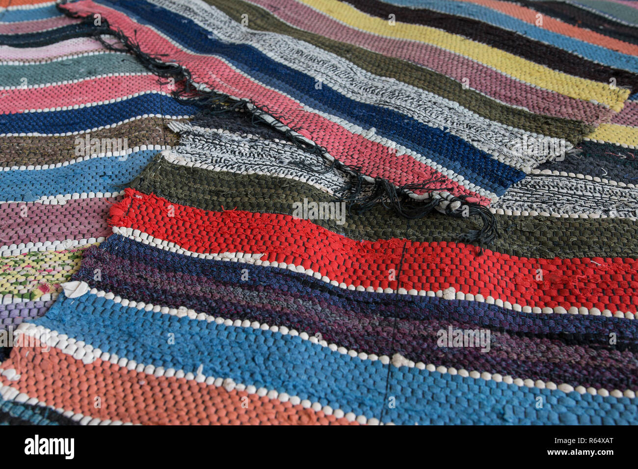 Rustique traditionnelle multi-couleur rayé tapis. Textile lumineux. Village eco concept. Selective focus Banque D'Images