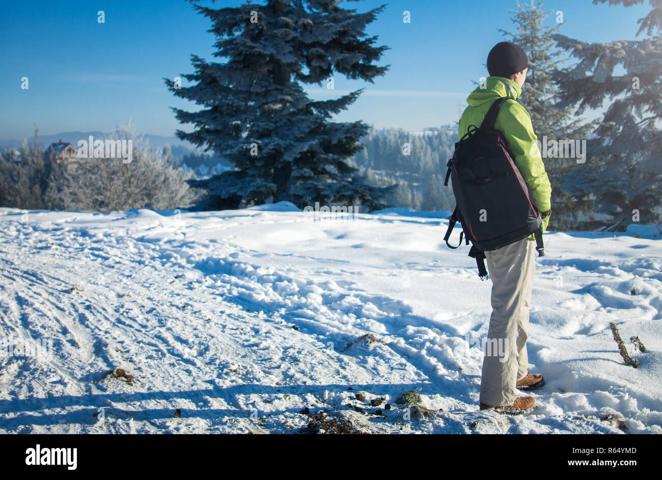 En hiver homme backpacker de la forêt de montagne dans les Carpates Banque D'Images