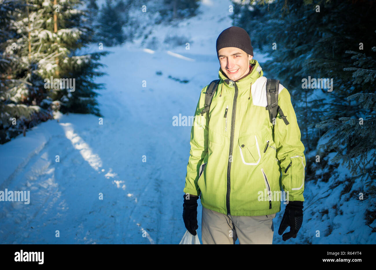 En hiver homme backpacker de la forêt de montagne dans les Carpates Banque D'Images