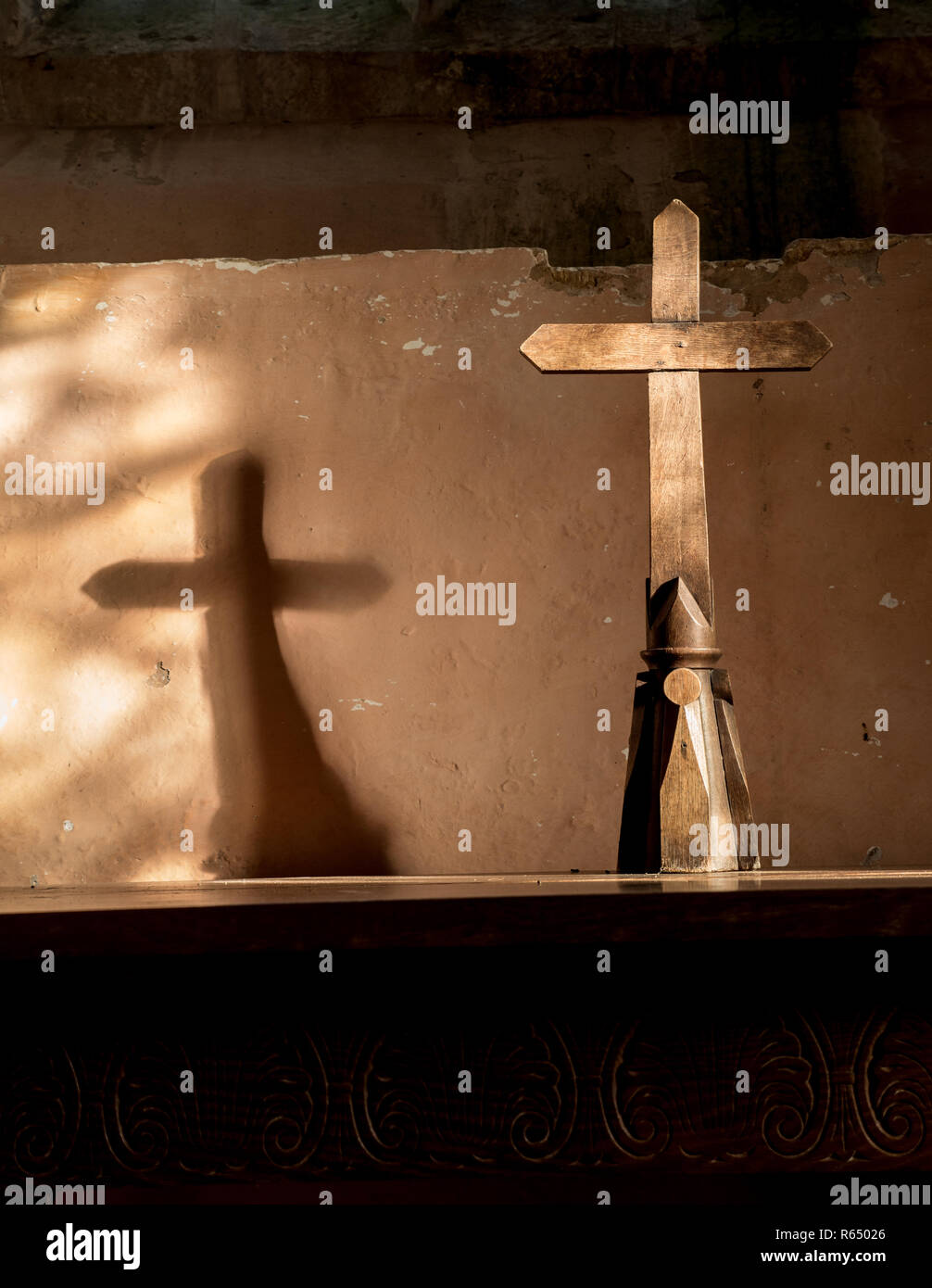 Crucifix en bois et ombre casted Banque D'Images