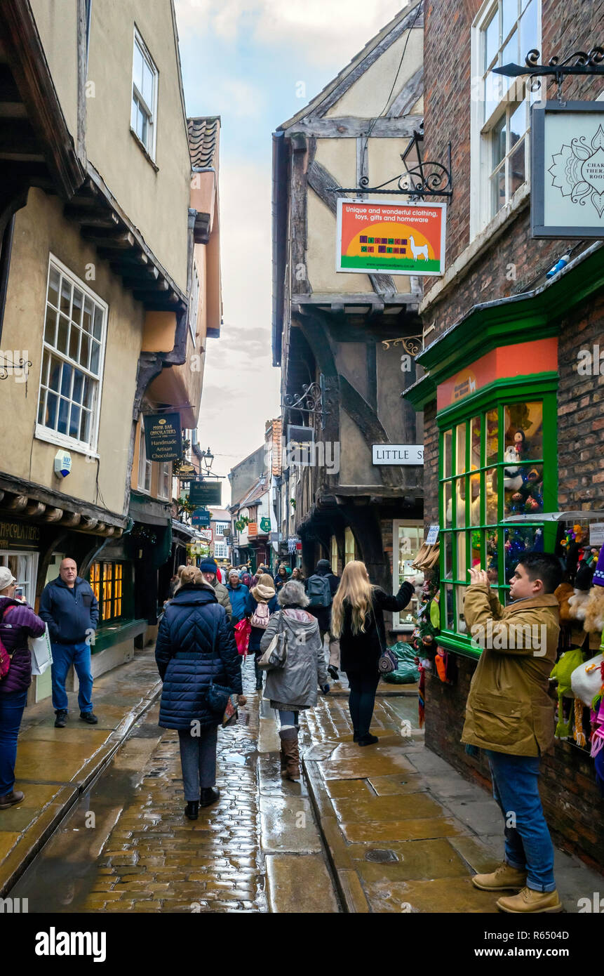 Des foules de touristes en hiver la ruine médiévale historique, dans le centre de York Banque D'Images