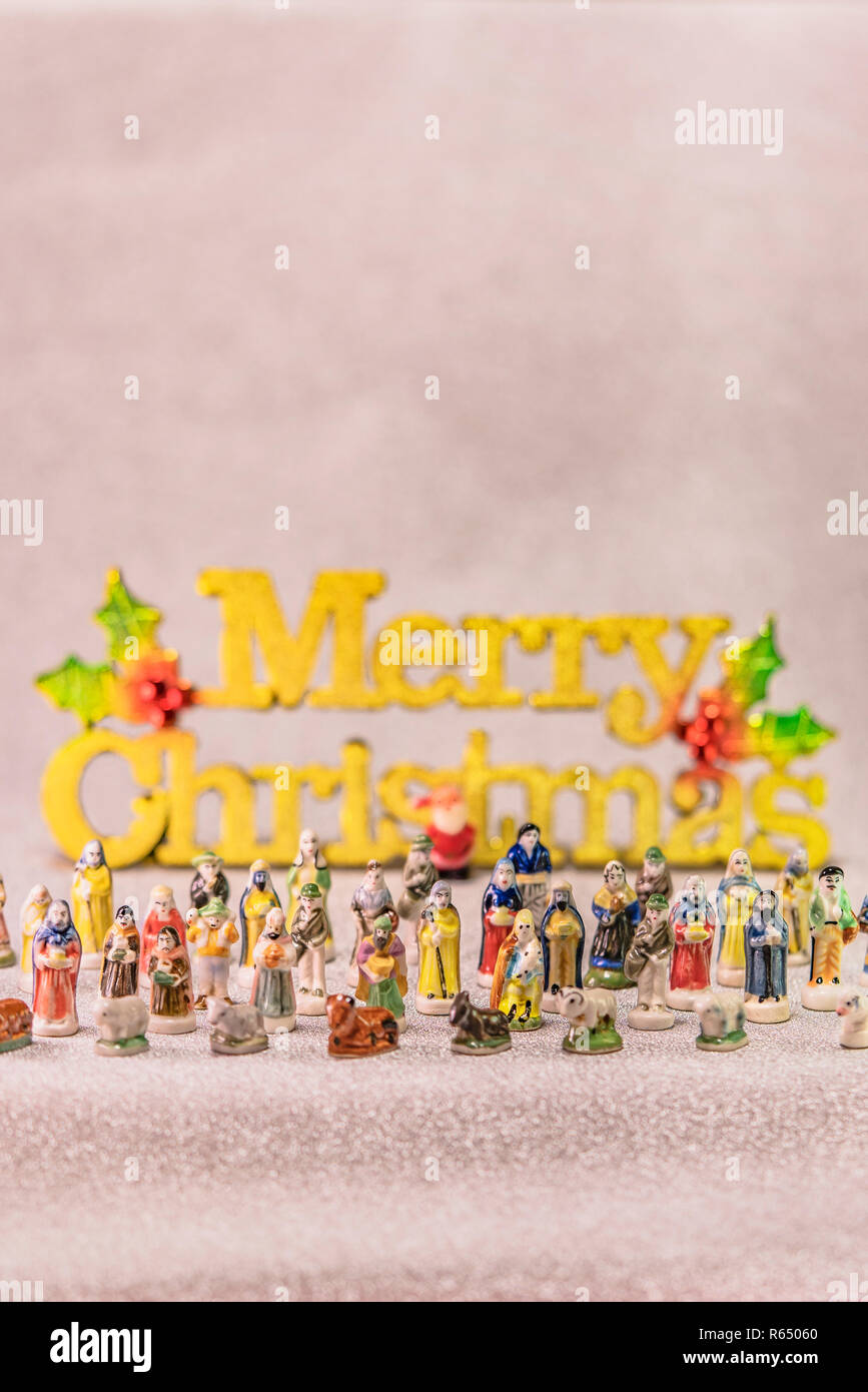 Petites Figurines De Santons De Provence Francais Utilise Comme Les Haricots Du Gateau Des Rois Au Cours De L Epiphanie A Egalement Appele Le Petit Noel Avec Dans Photo Stock Alamy