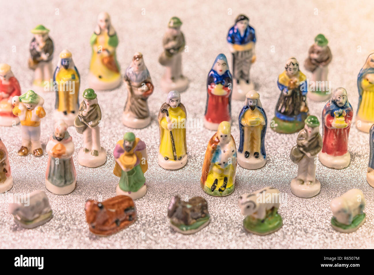 Petites figurines de santons de Provence français utilisé comme les haricots du gâteau des rois au cours de l'Epiphanie a également appelé le petit Noël sur un gli Banque D'Images