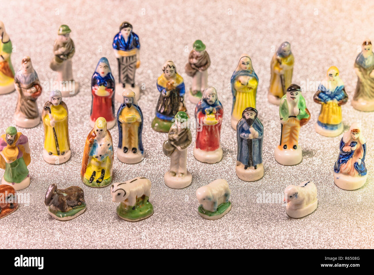 Petites Figurines De Santons De Provence Francais Utilise Comme Les Haricots Du Gateau Des Rois Au Cours De L Epiphanie A Egalement Appele Le Petit Noel Sur Un Gli Photo Stock Alamy