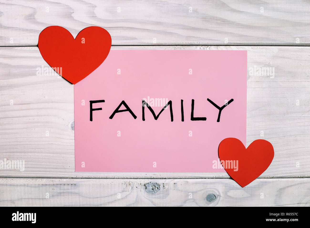 Famille Avec Le Mot Coeur Formes Sur Table En Bois Photo Stock Alamy