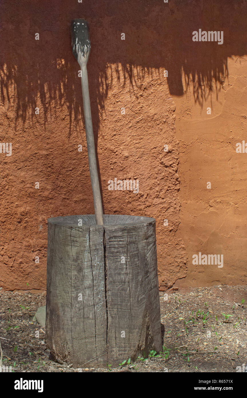 Mortier et pilon en bois Cherokee pour moudre le maïs, Village d'Oconaluftee Qualla, réservation, Caroline du Nord. Photographie numérique Banque D'Images