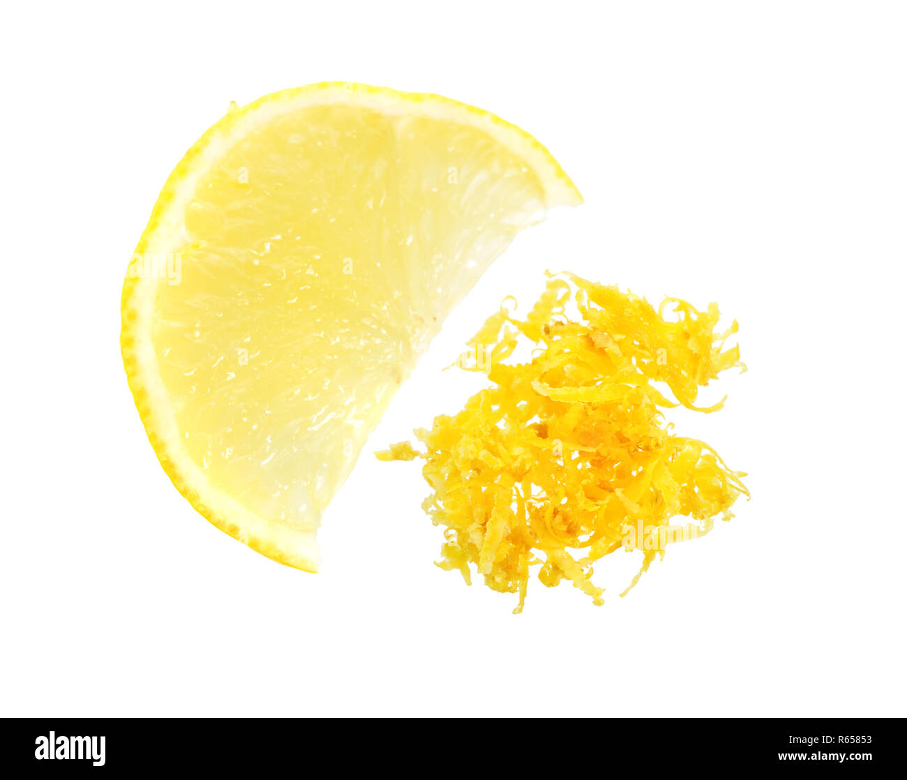 Zeste de citron avec morceau de fruit. Isolé sur fond blanc. Banque D'Images