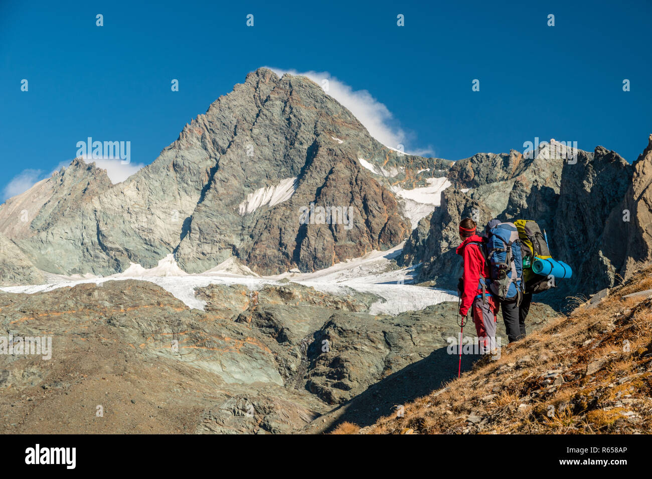 Deux alpinistes regardant Grossglockner pic en automne, le Tyrol, Autriche Banque D'Images