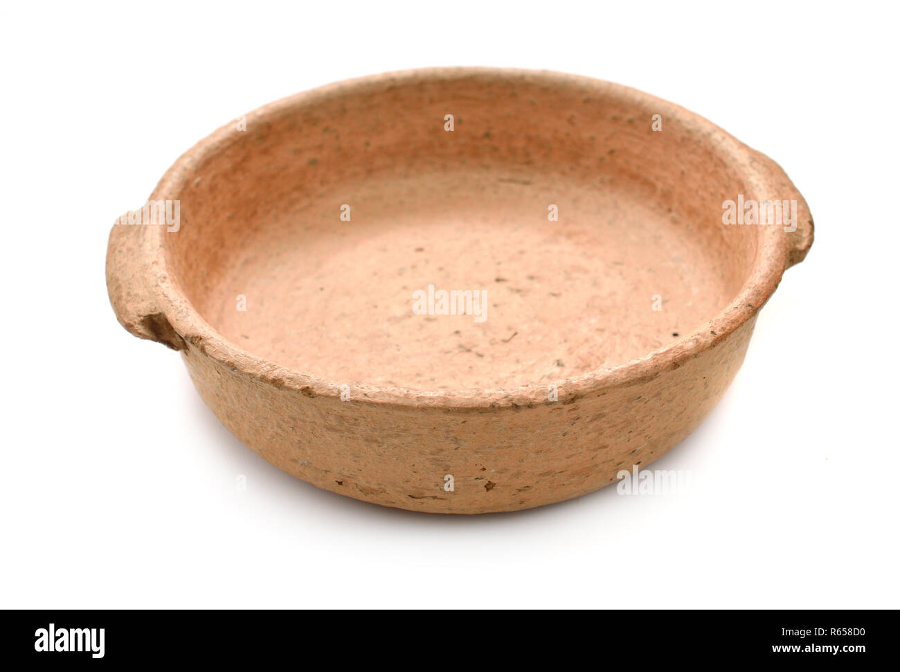 Pan en céramique traditionnelle africaine, isolé sur fond blanc. Banque D'Images