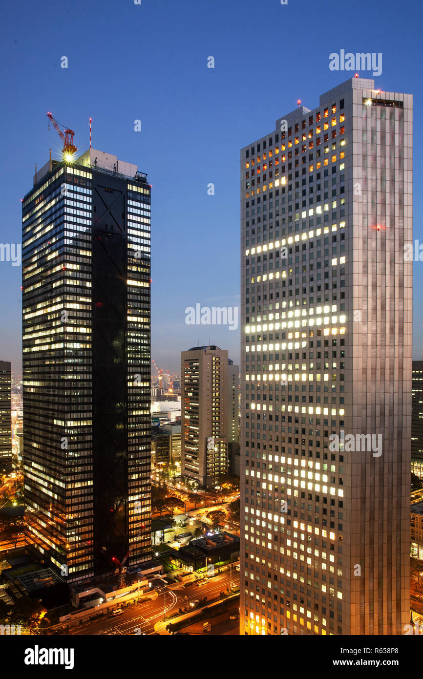 Blick auf die Hochhäuser Shinjukus kurz nach dem Sonnenuntergang, im Herzen der Metropole Tokio Banque D'Images