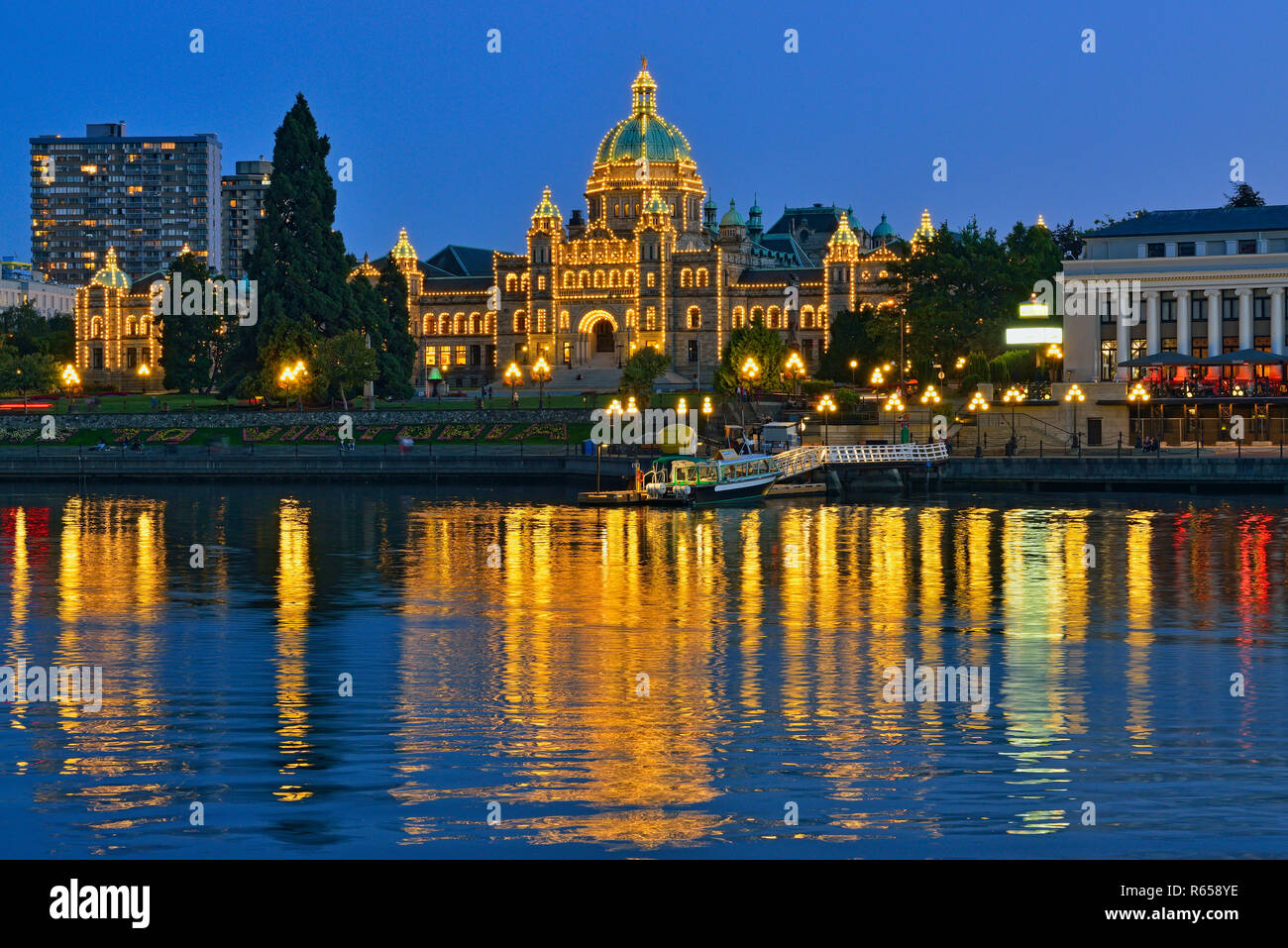 BC Édifices du Parlement reflète dans l'arrière-port, Victoria , British Columbia, Canada Banque D'Images