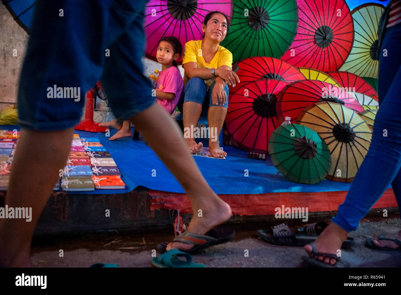 Marché de nuit de Luang Prabang, site touristique très populaire pour des souvenirs et des produits artisanaux situé sur Main Street dans la ville de Luang Prabang au Laos Banque D'Images