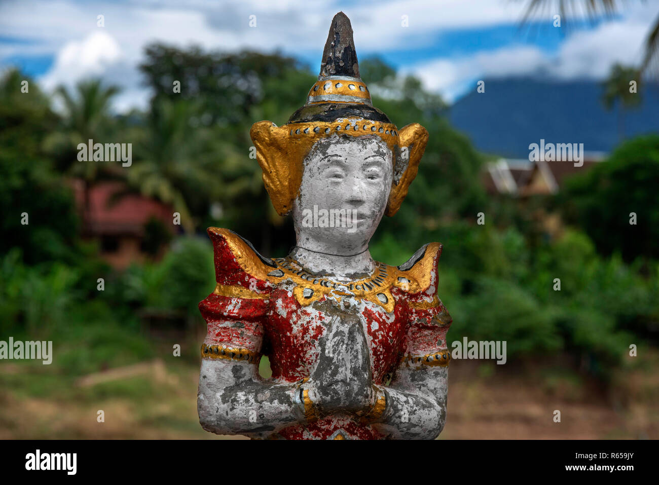 Statue de Bouddha à côté de la rivière du Mékong à Luang Prabang au Laos Banque D'Images