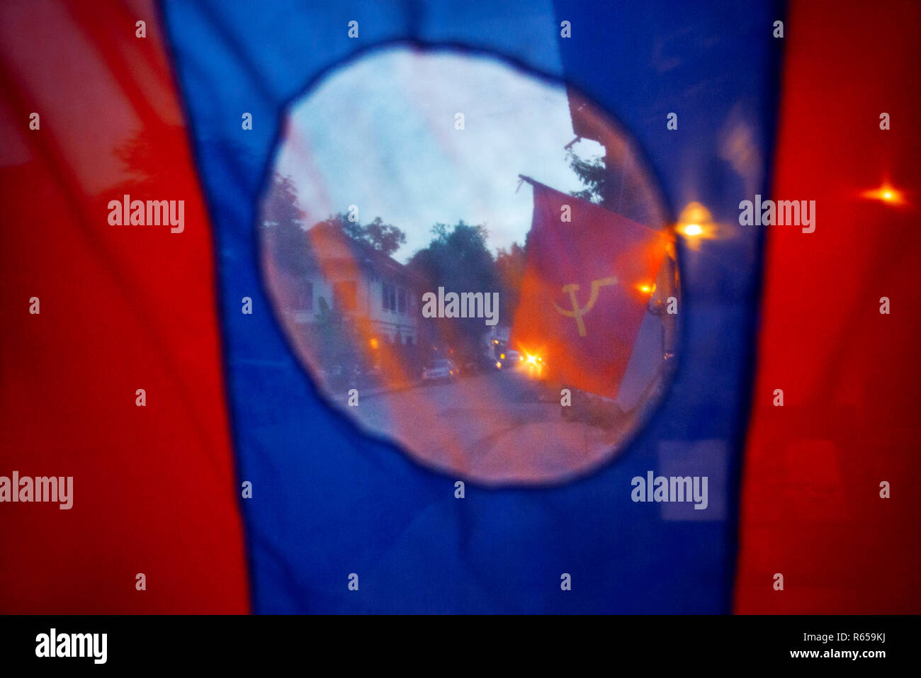 Drapeau laotien dans le Heritage Guest House Hotel dans le centre-ville de Luang Prabang, Laos Banque D'Images