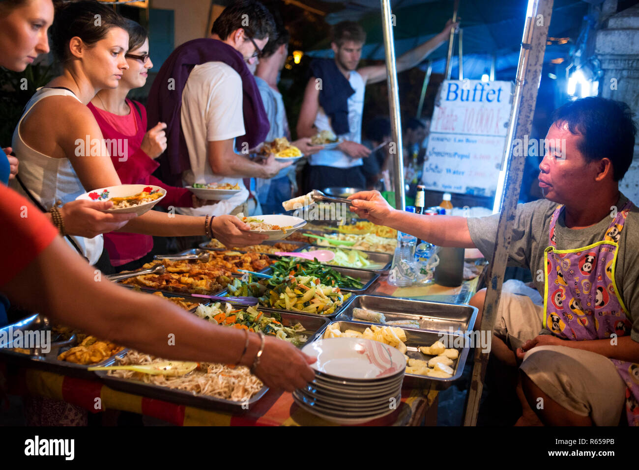 La ville de Luang Prabang, le marché de l'alimentation de nuit, un éventail de clients pour le Laos Luang Prabang Province à emporter Banque D'Images