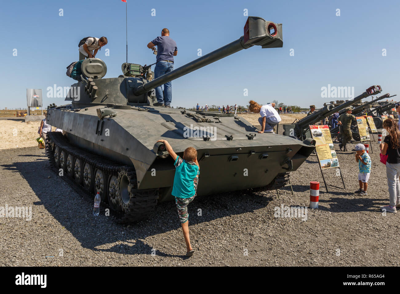 Forum technique militaire international-2018 de l'armée. Les 120 mm d'obusiers automoteur/système de mortier 2S34 Hosta, version modernisée de la 2S1 Gvosdik Banque D'Images