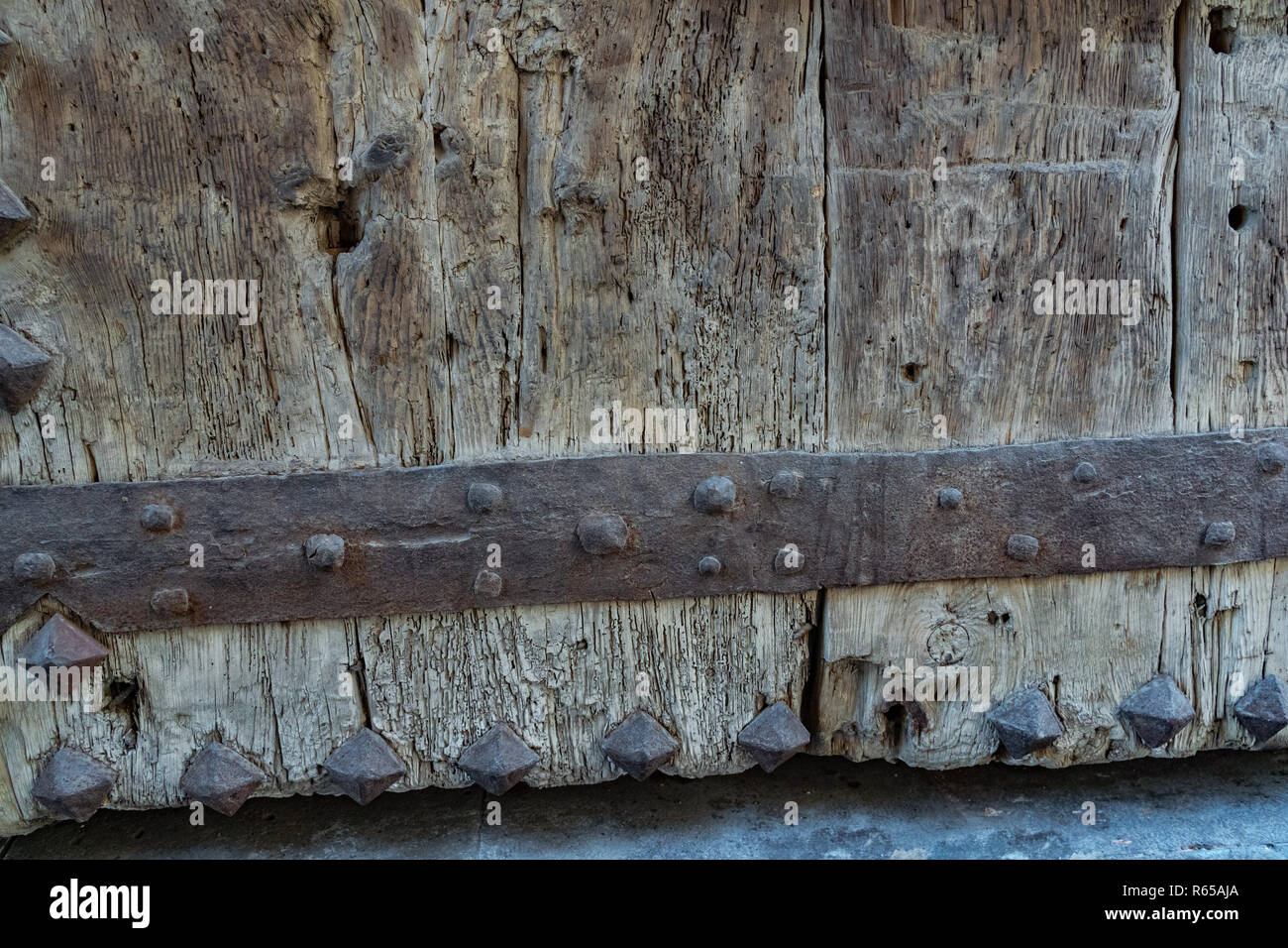 Une partie de la ville de Valence anciennes portes. Regarder des tours de Quart. Vieille porte en bois texture. Forteresse, Espagne. Banque D'Images