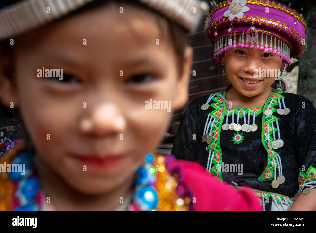 Les enfants Hmong et Khmu près de Luang Prabang au Laos Banque D'Images