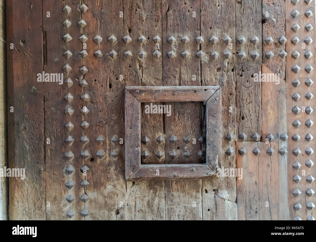 Une partie de la ville de Valence anciennes portes. Regarder des tours de Quart. Vieille porte en bois texture. Forteresse, Espagne. Banque D'Images