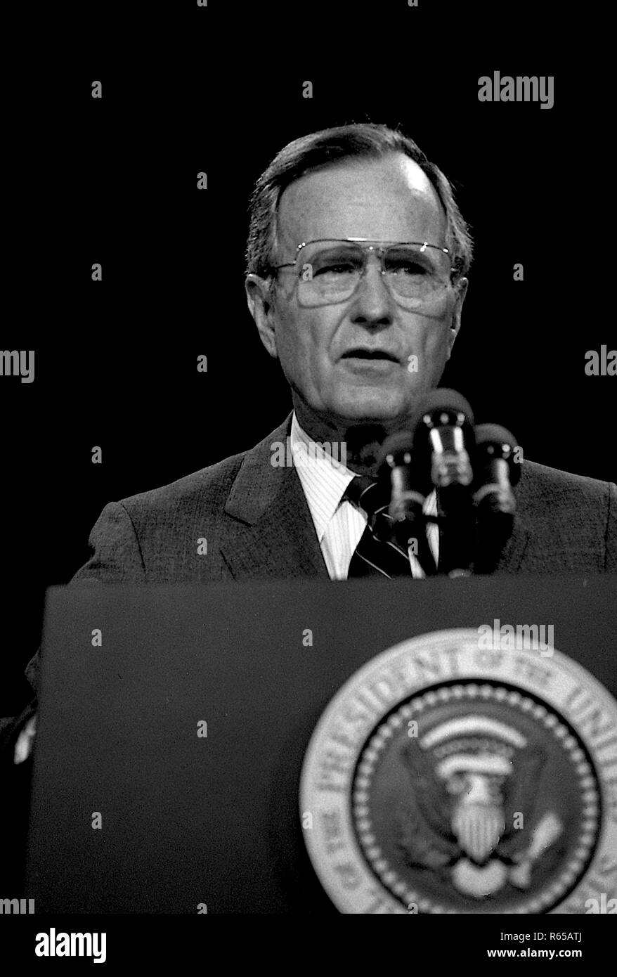 Washington, DC. 4-18-1991 Le Président George H. W. Bush le long avec le secrétaire de l'éducation Lamar Alexander donne un exposé sur la stratégie de l'état de l'éducation nationale. Credit : Mark Reinstein /MediaPunch Banque D'Images