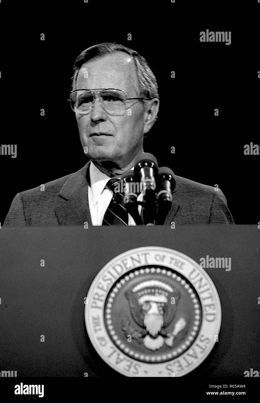 Washington, DC. 4-18-1991 Le Président George H. W. Bush le long avec le secrétaire de l'éducation Lamar Alexander donne un exposé sur la stratégie de l'état de l'éducation nationale. Credit : Mark Reinstein /MediaPunch Banque D'Images