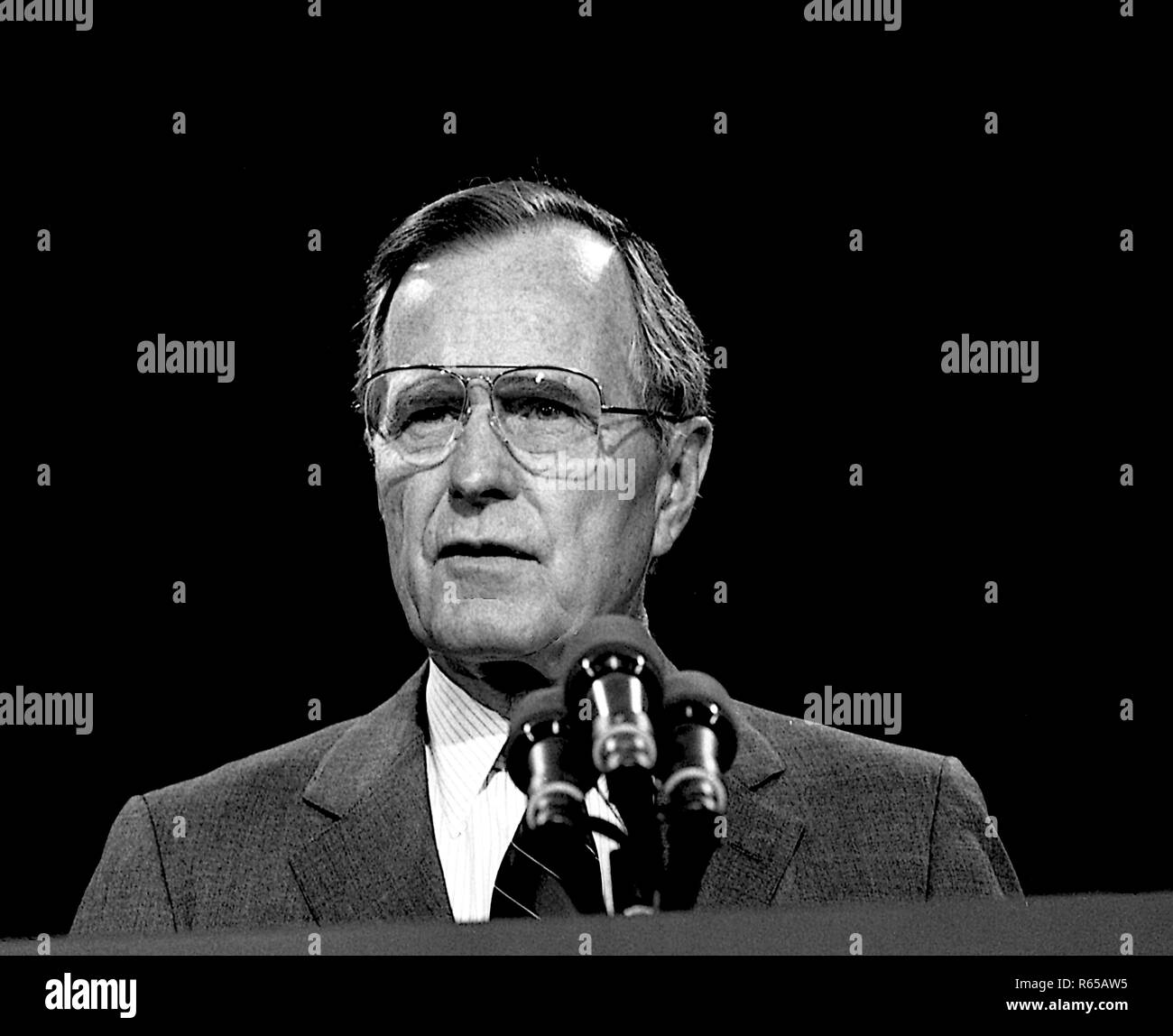 Washington, DC. 4-18-1991 Le Président George H. W. Bush le long avec le secrétaire de l'éducation Lamar Alexander donne un exposé sur la stratégie de l'état de l'éducation nationale. Credit : Mark Reinstein /MediaPunch Banque D'Images