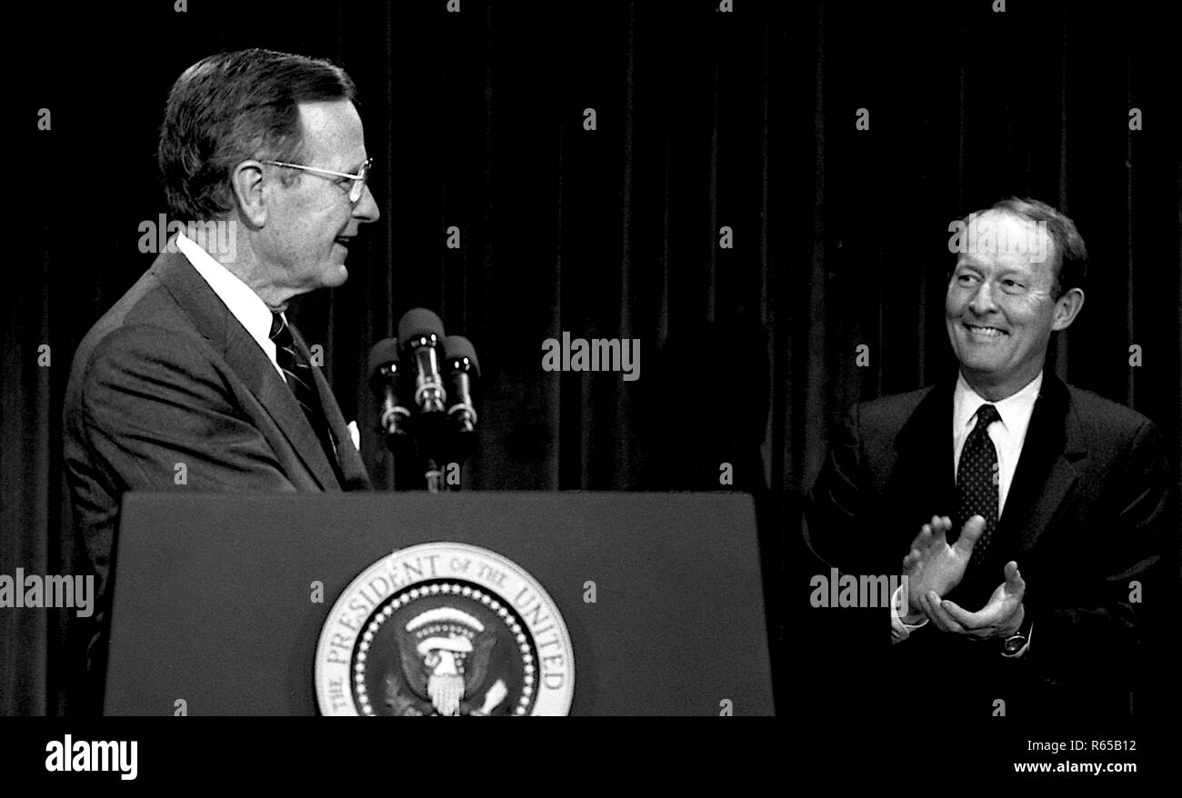 Washington, DC. 4-18-1991 Le Président George H. W. Bush le long avec le secrétaire de l'éducation Lamar Alexander donne un exposé sur la stratégie de l'état de l'éducation nationale. Credit : Mark Reinstein /MediaPunch Banque D'Images