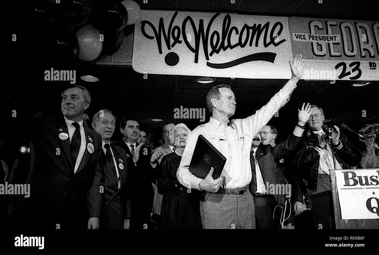 Chicago, Illinois. 10-28-1988 Le vice-président George H. W. Rallye de la campagne Bush à Chicago's 23e ward. Avec lui sont son épouse Barbara et Gouverneur de l'Illinois James Thompson. Credit : Mark Reinstein /MediaPunch Banque D'Images