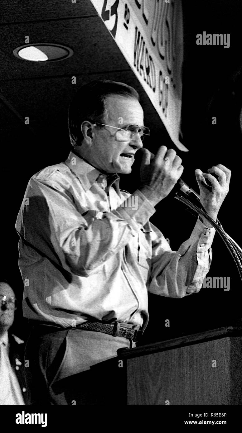 Chicago, Illinois. 10-28-1988 Le vice-président George H. W. Rallye de la campagne Bush à Chicago's 23e ward. Avec lui sont son épouse Barbara et Gouverneur de l'Illinois James Thompson. Credit : Mark Reinstein /MediaPunch Banque D'Images