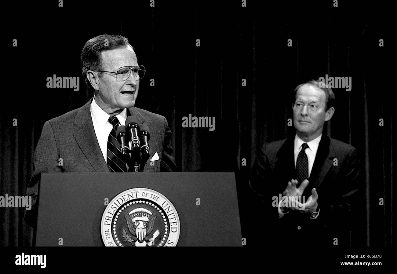 Washington, DC. 4-18-1991 Le Président George H. W. Bush le long avec le secrétaire de l'éducation Lamar Alexander donne un exposé sur la stratégie de l'état de l'éducation nationale. Credit : Mark Reinstein /MediaPunch Banque D'Images
