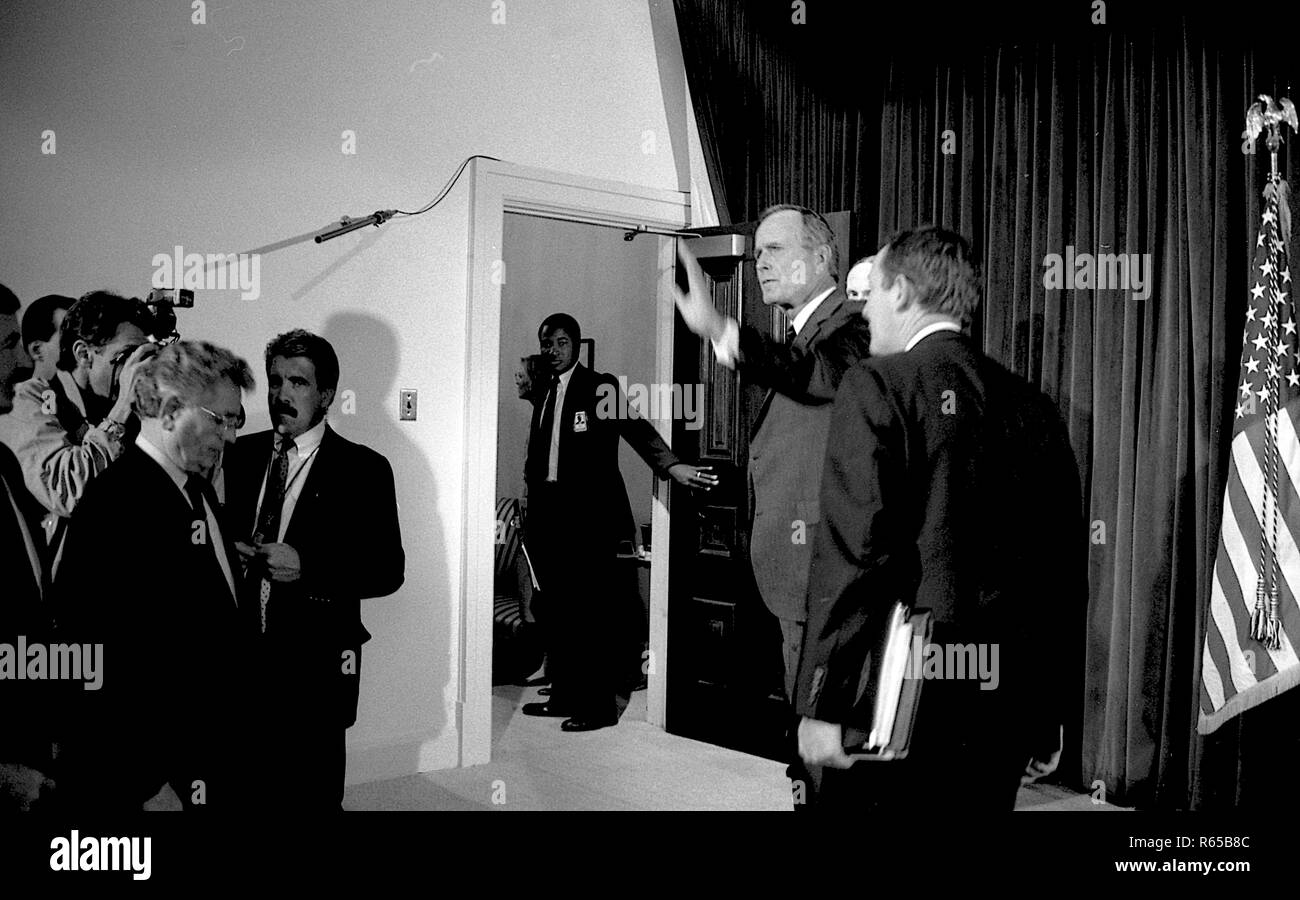 Washington, DC. 4-18-1991 Le Président George H. W. Bush serre la main avec les clients dans la chambre 450 Crédit : Mark Reinstein OEOB /MediaPunch Banque D'Images