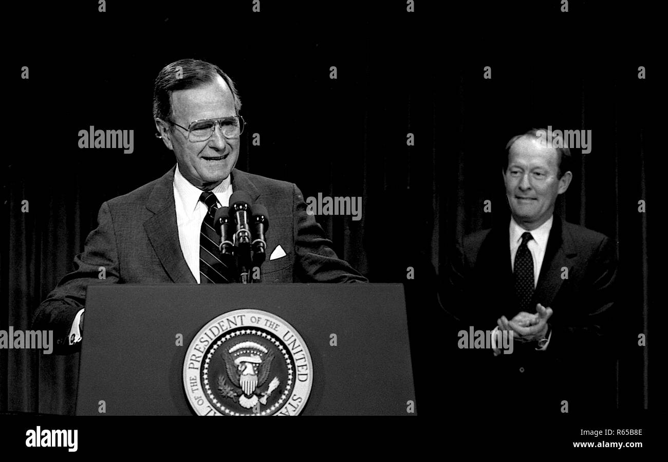 Washington, DC. 4-18-1991 Le Président George H. W. Bush le long avec le secrétaire de l'éducation Lamar Alexander donne un exposé sur la stratégie de l'état de l'éducation nationale. Credit : Mark Reinstein /MediaPunch Banque D'Images