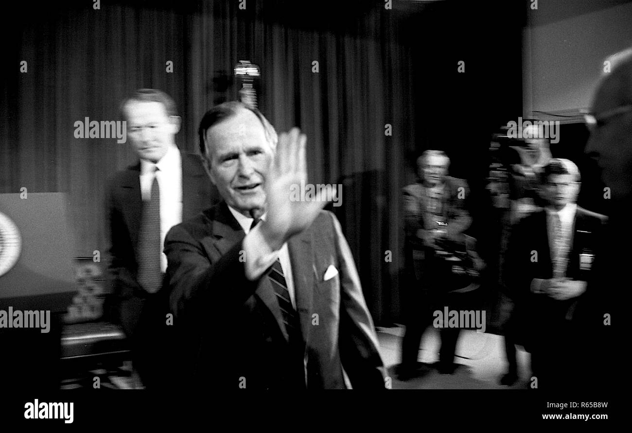 Washington, DC. 4-18-1991 Le Président George H. W. Bush serre la main avec les clients dans la chambre 450 Crédit : Mark Reinstein OEOB /MediaPunch Banque D'Images